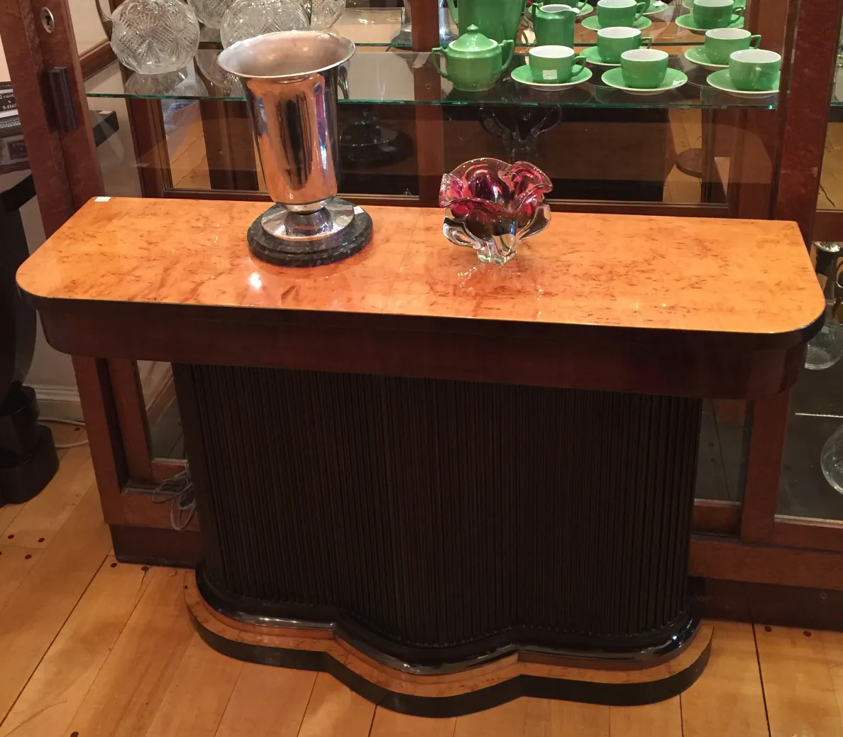 Cristal de Murano décoratif sur une table ancienne