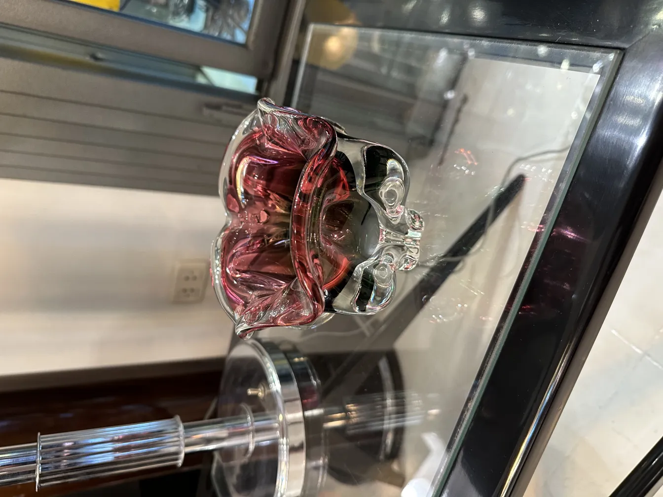 alte vase aus murano-glas mit rotem dekor