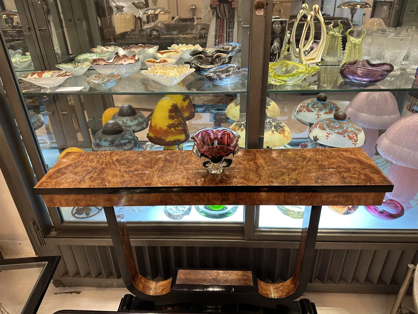 Cristal de Murano antiguo, decorado con colores vivos y formas orgánicas, en un entorno de antigüedades