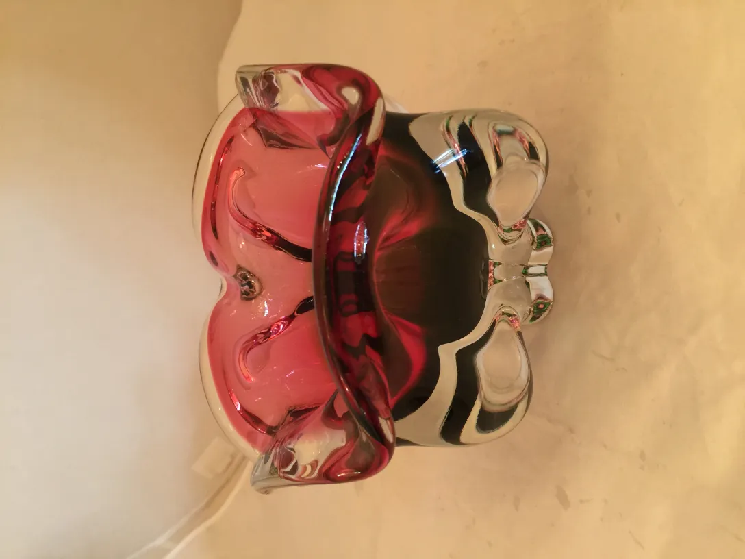 Cristal antigo de Murano em cores vibrantes, design ondulado