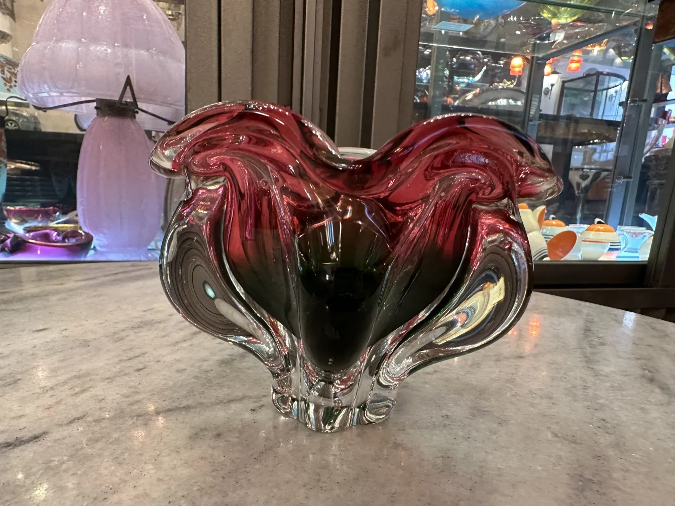 古いムラーノガラスの花瓶、赤と緑の波状の形状、展示セッティング内