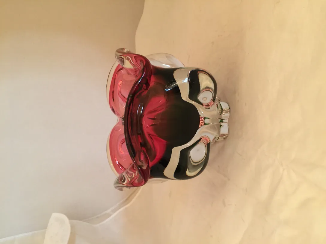 dekoratives murano glas in roten und klaren Tönen, mit eleganter Form