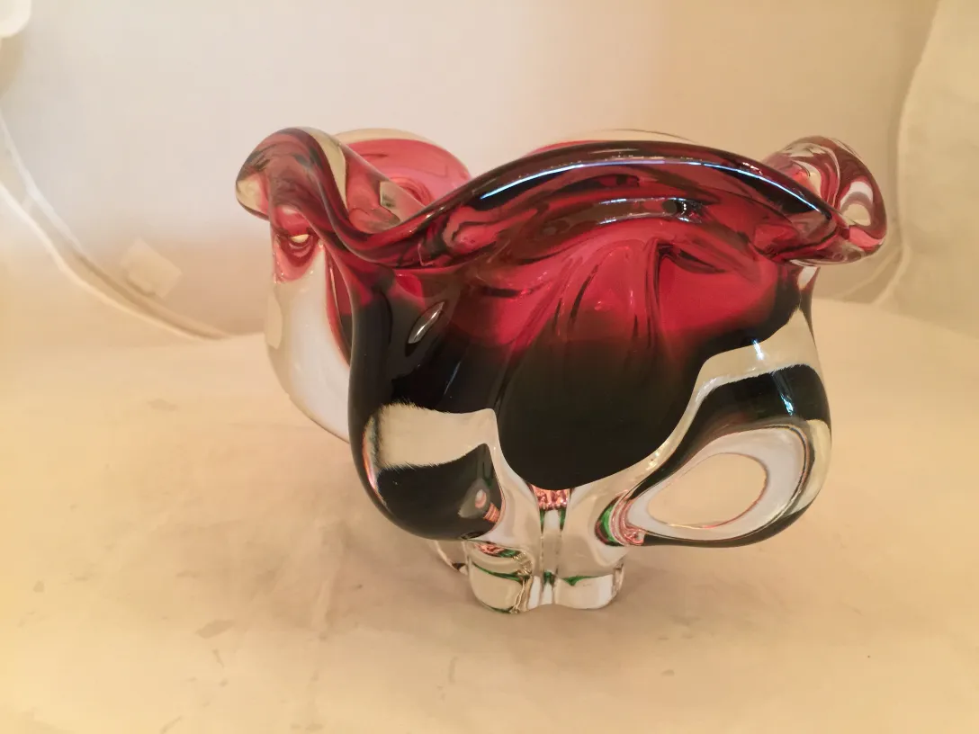 古董穆拉诺玻璃装饰品，带有红色和黑色边缘