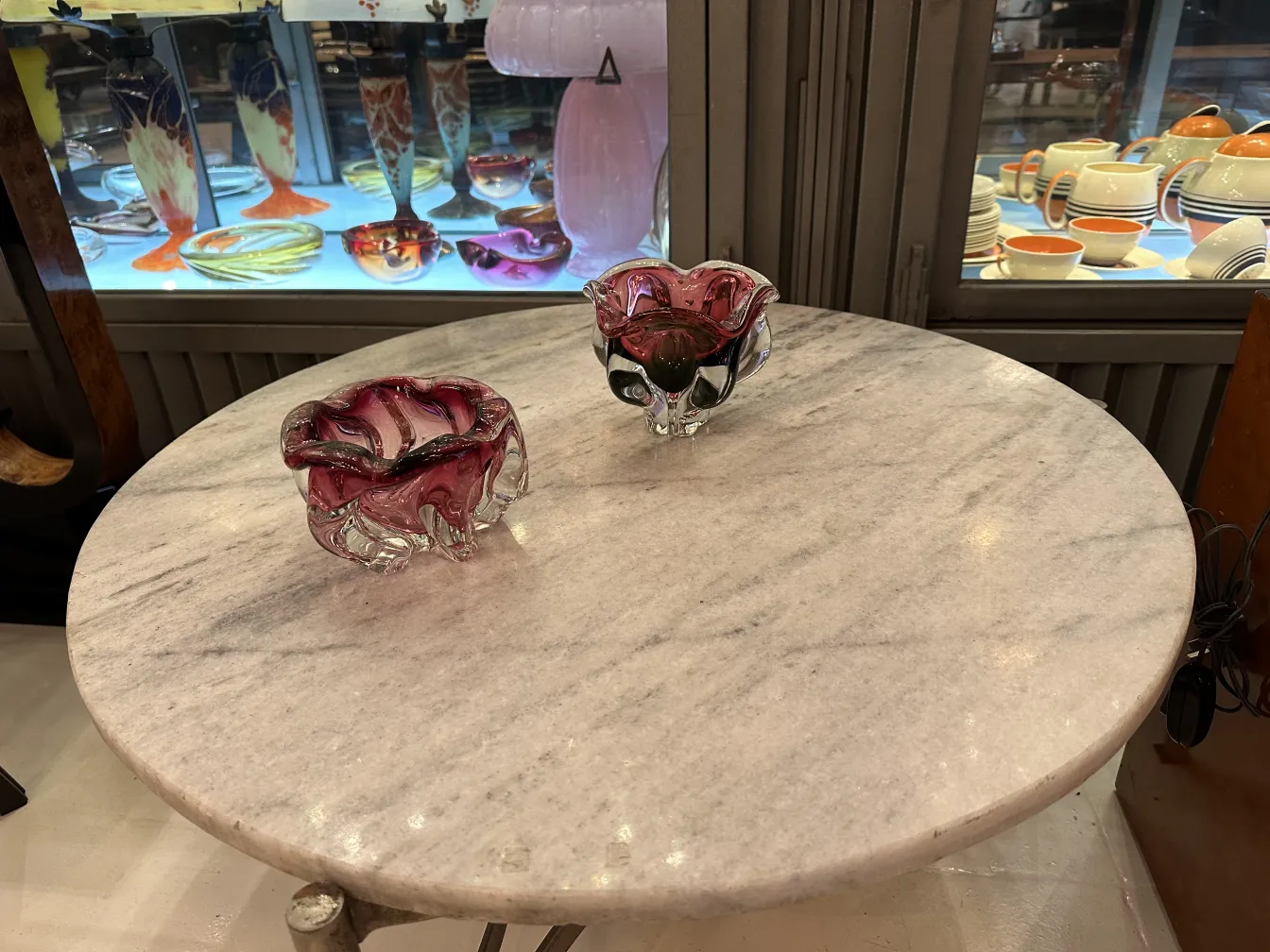 bowl de cristal de murano con detalles rojos y negros sobre mesa de mármol