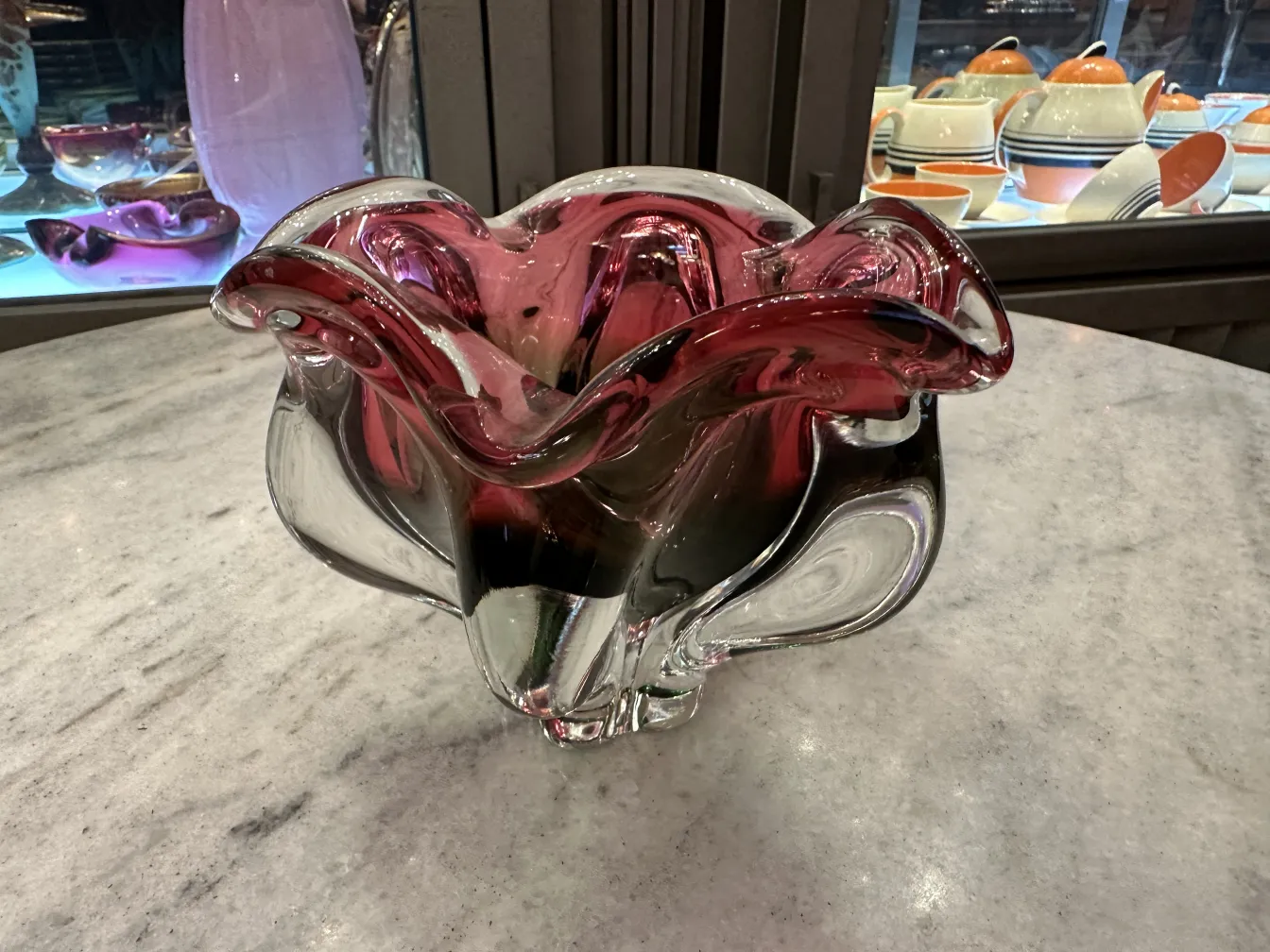 vase antico in vetro di murano con forme fluide e colori