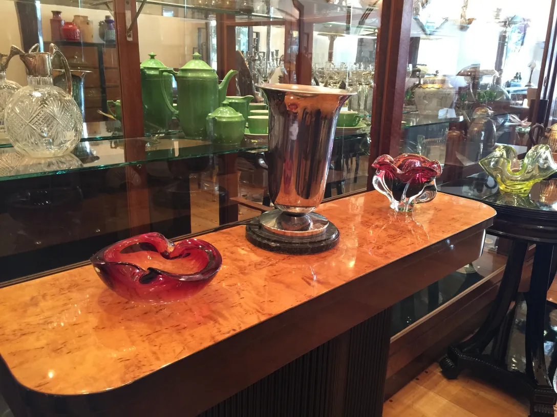 pieza decorativa antigua de cristal de murano con formas curvas rojas