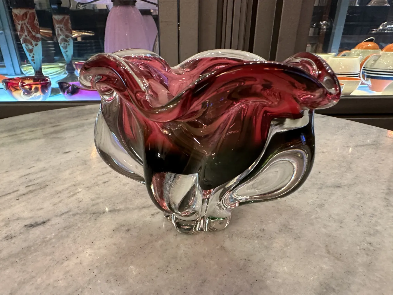 antico vaso in vetro di murano in tonalità rosse e chiare