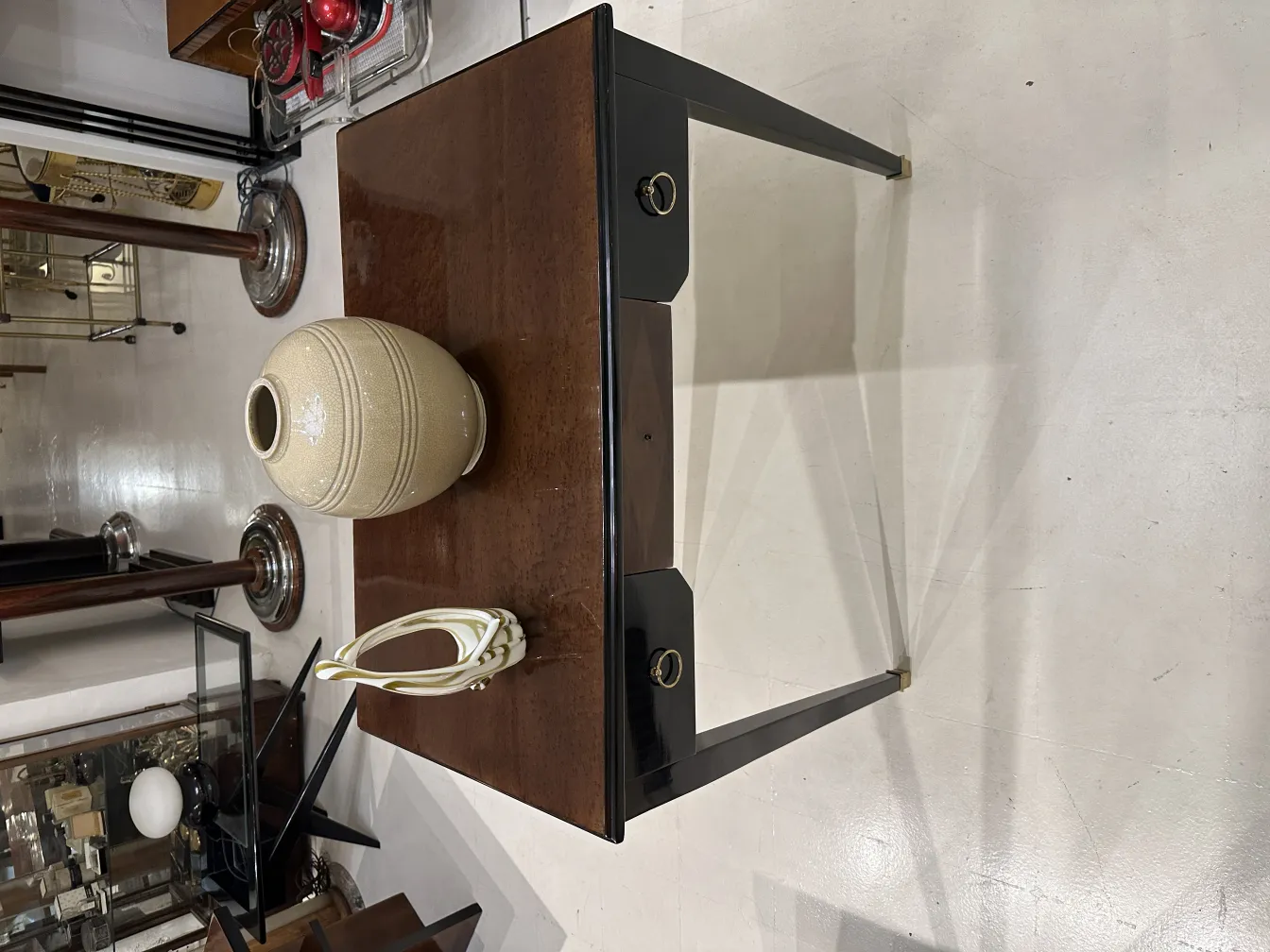 smalto chiaro con dettagli decorativi su sfondo antico