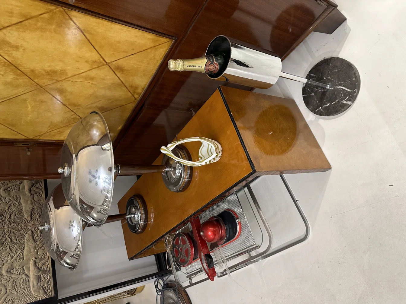 Antikes dekoratives Objekt aus Murano-Glas mit lebhaften Farben und fließenden Formen.