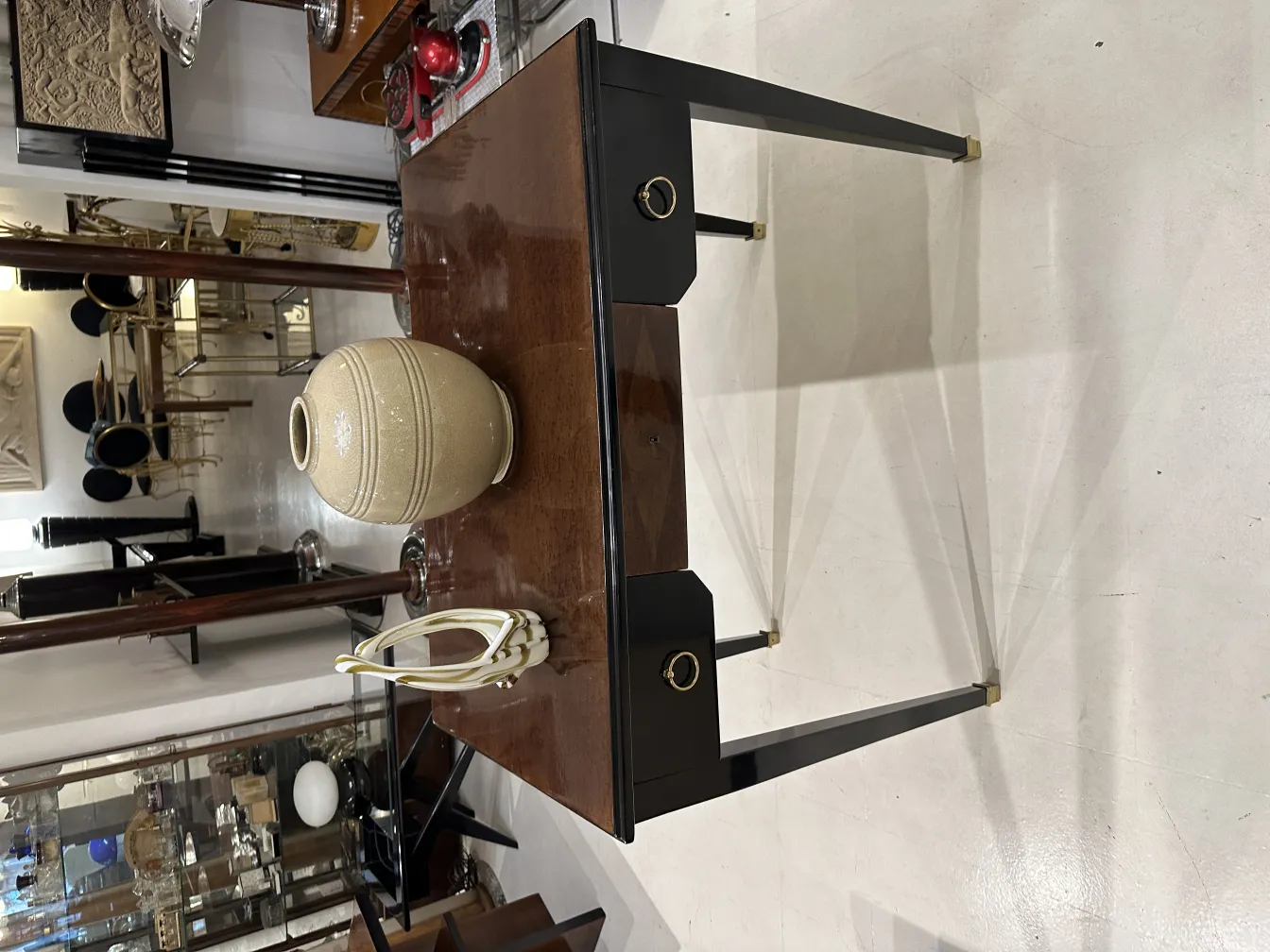 mesa antiga com vaso de cerâmica e decoração elegante