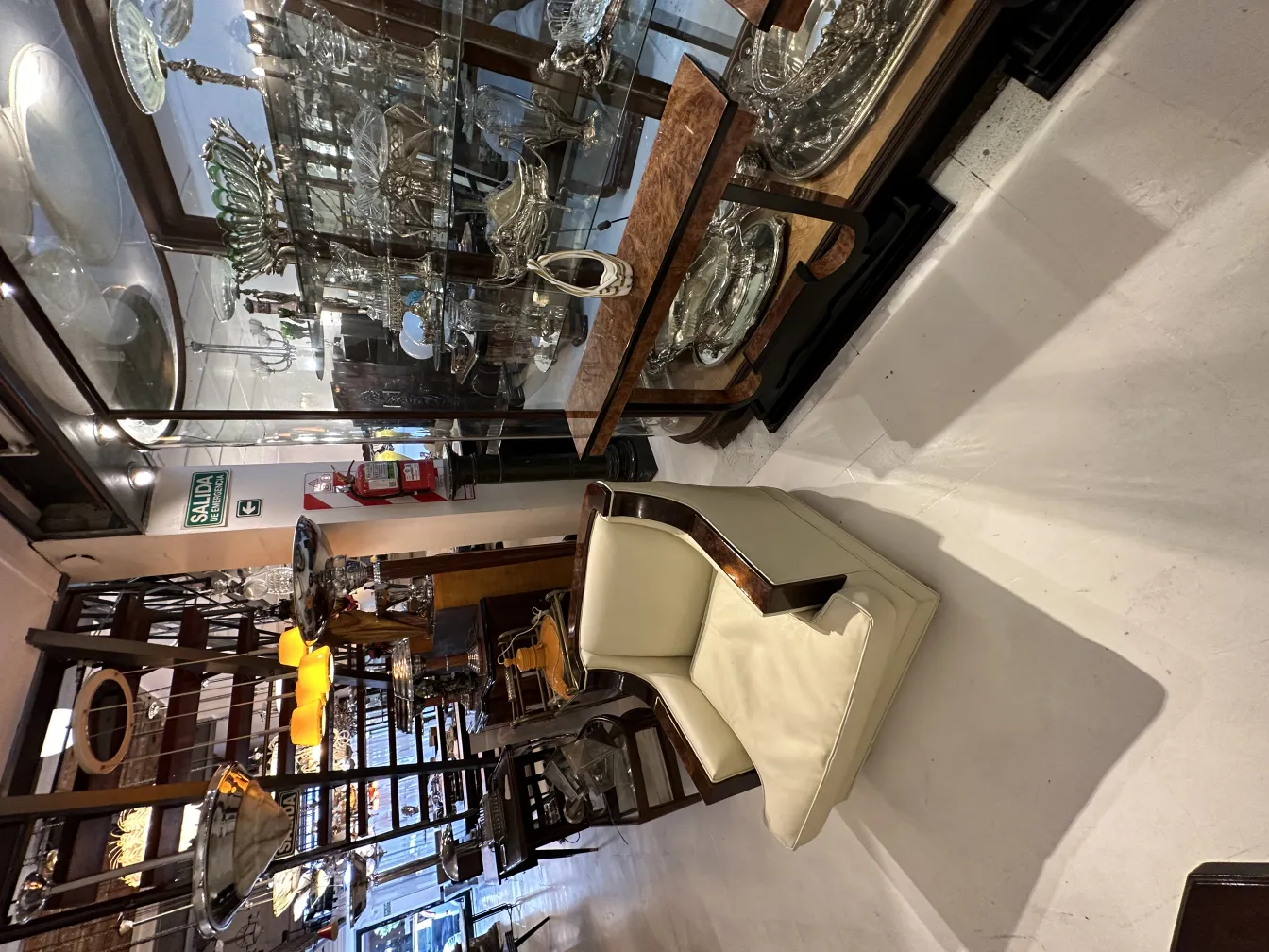 antico vetro di murano con forme decorative e colori vivaci in un ambiente di antiquariato