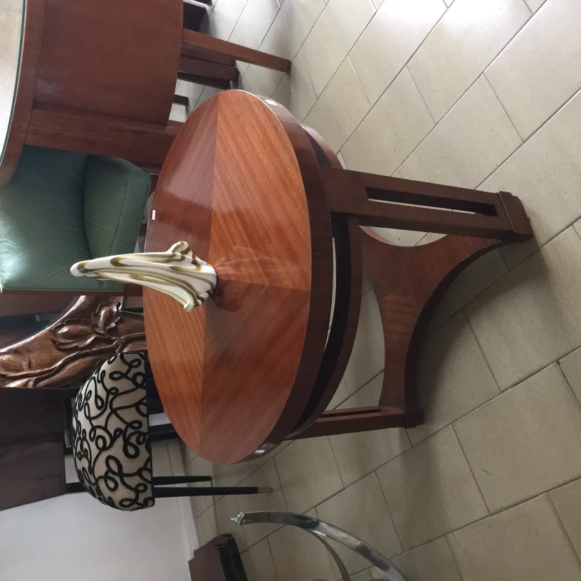 Mesa com antigo cristal de Murano decorativo