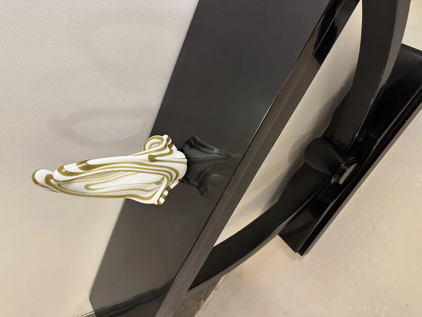 vetro di murano bianco e dorato, design fluido, sfondo scuro