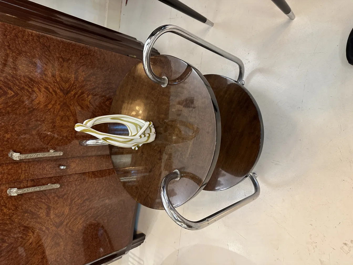 Cristal de Murano antigo com detalhes dourados em um ambiente elegante.