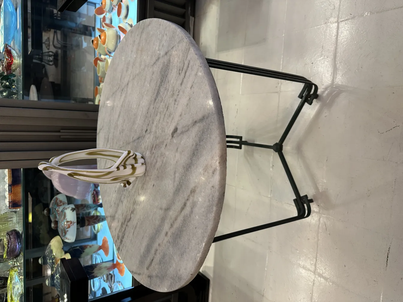 antike murano-glas vases mit einzigartiger dekoration, auf marmor tisch