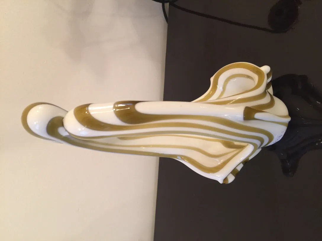 Antiguo cristal de Murano con diseño fluido en tonos claros y oscuros.