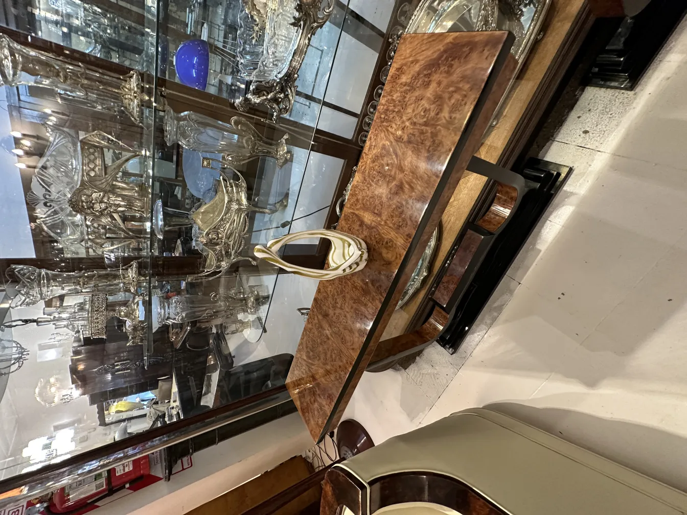 展示柜中优雅形状的装饰性古董穆拉诺玻璃