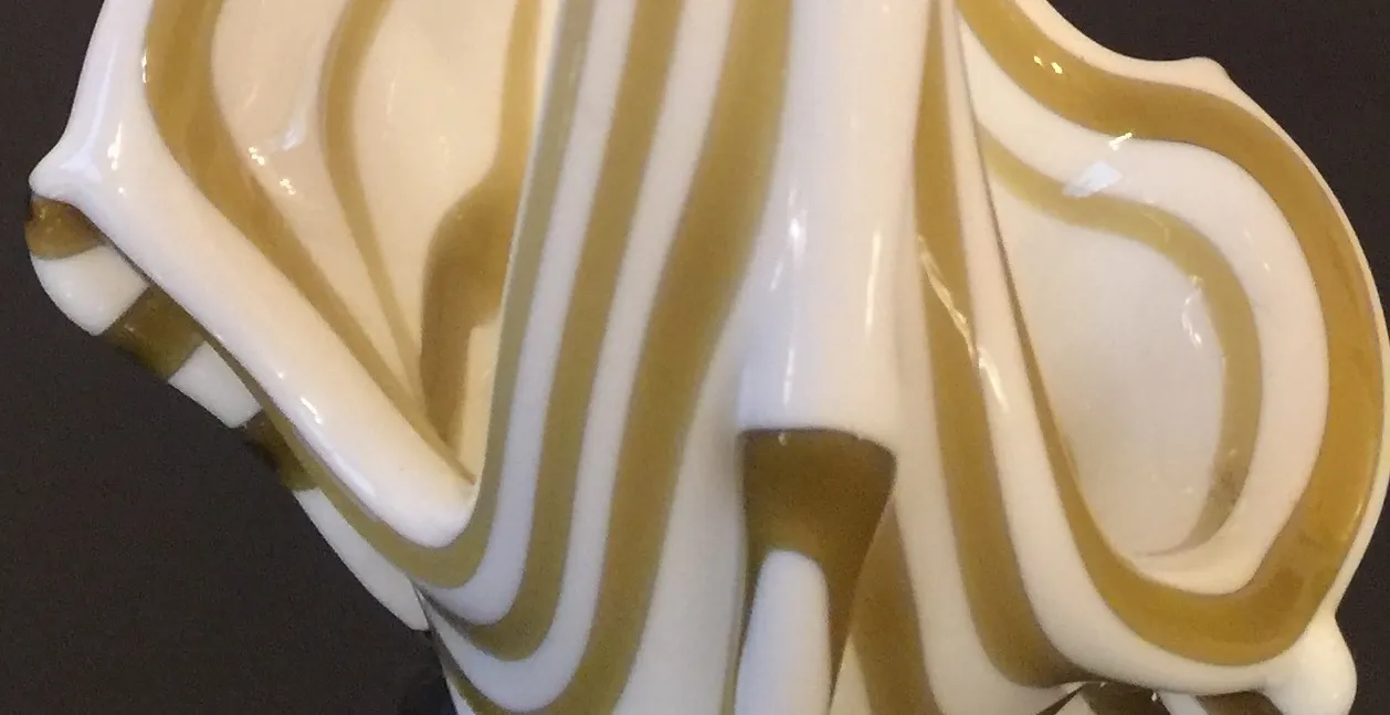ancien cristal de murano avec courbes blanches et dorées