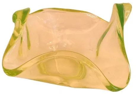 dekorsstück aus murano-glas in gewellter form in gelb