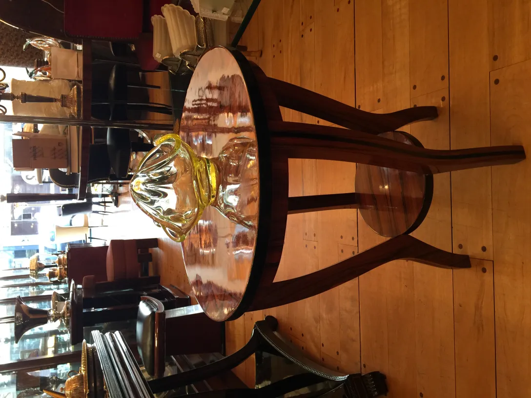 Ornement en cristal de murano jaune sur une table ancienne