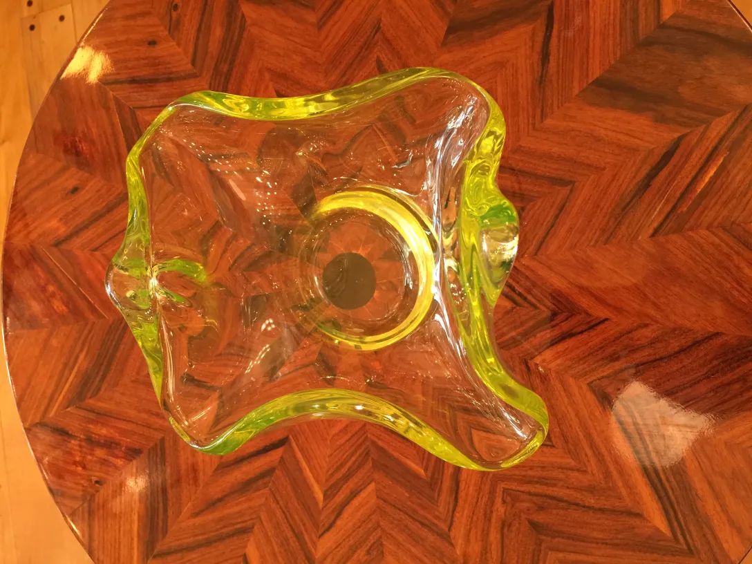 Cristal de Murano en forme élégante et couleur verte brillante sur table en bois.