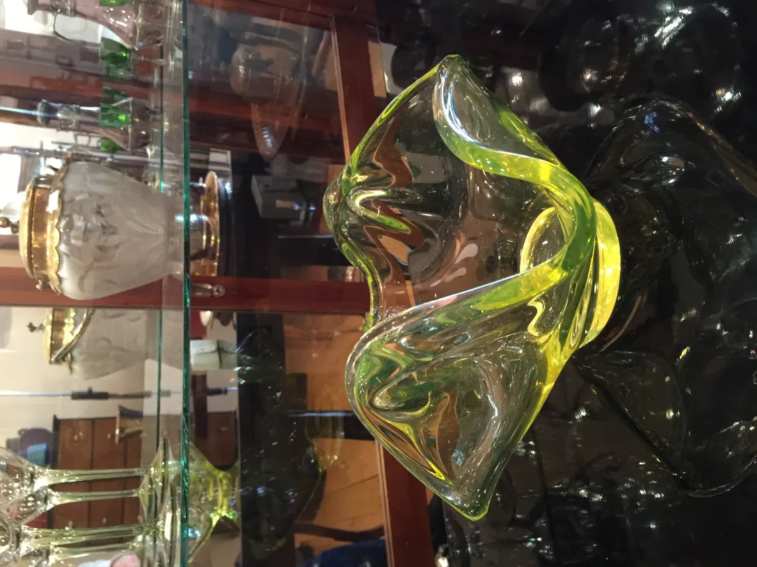 vetro di murano colorato con forma ondulata e brillante, in un ambiente antico