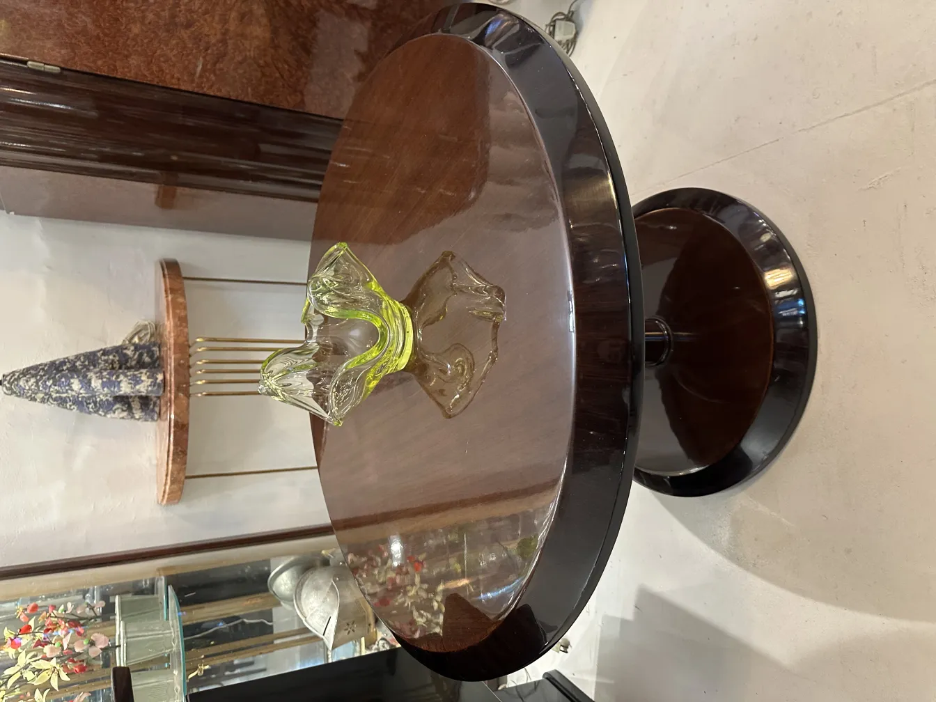 古いムラノガラスの波状の作品、鮮やかな緑色のコーヒーテーブルの上