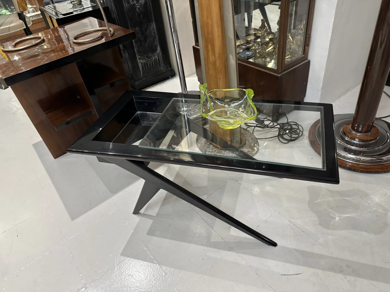 vitrine mostrando antigo cristal de murano colorido ao lado de móveis antigos