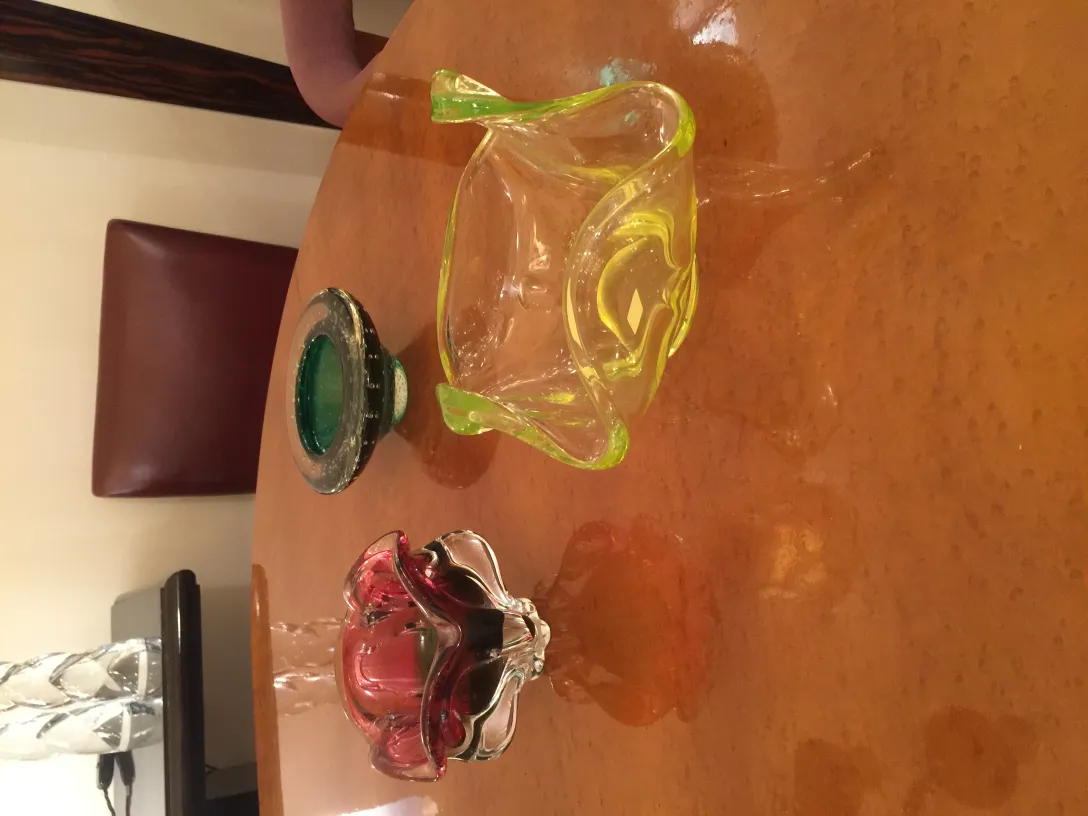 trois pièces de cristal de murano anciennes de couleurs vives sur une table