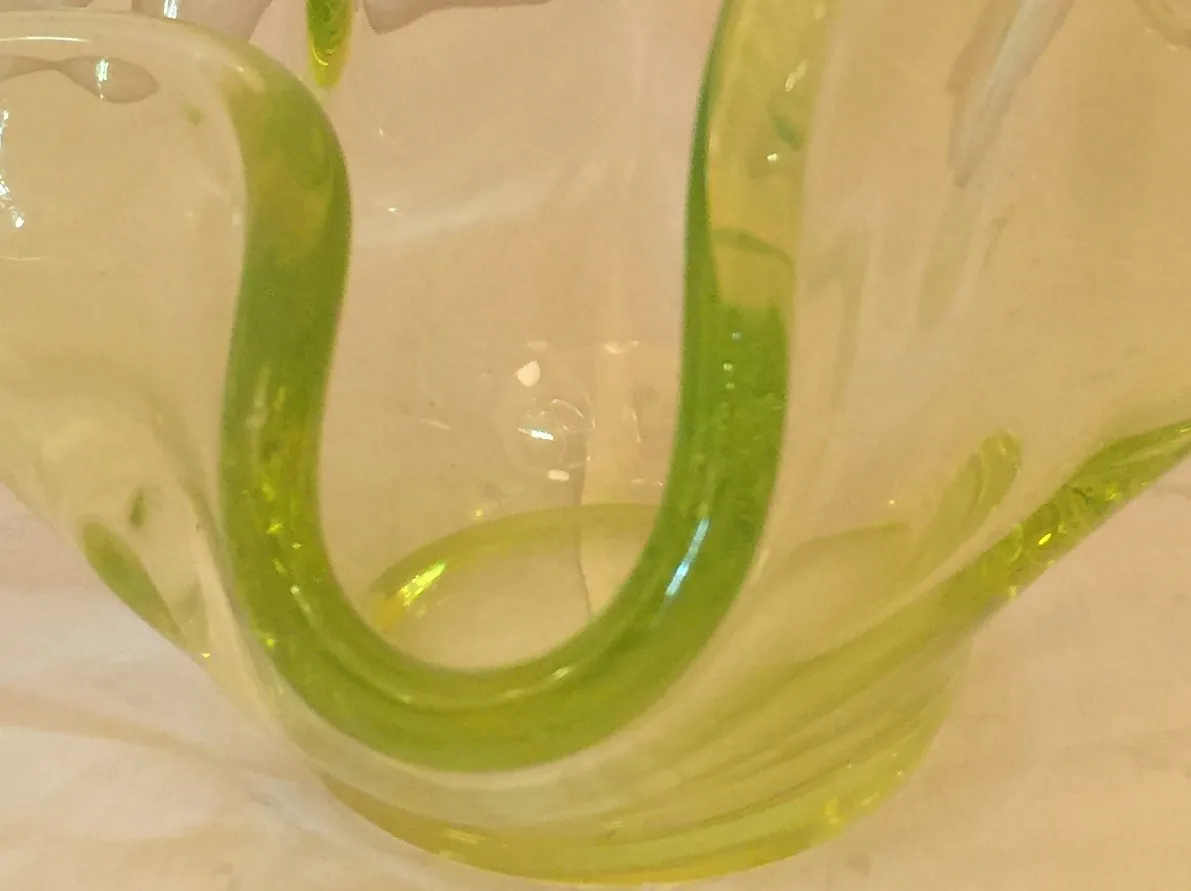 Antikes Murano-Glas in Grün mit eleganten Formen und Kurven.