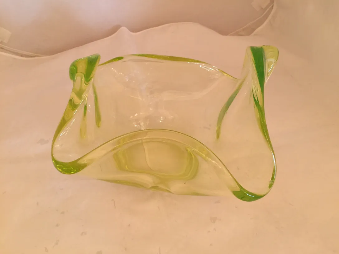 Cristal de Murano ancien de couleur verte, avec des bords courbés