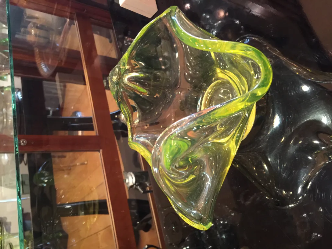 装饰性穆拉诺玻璃碗，优雅的绿色形状