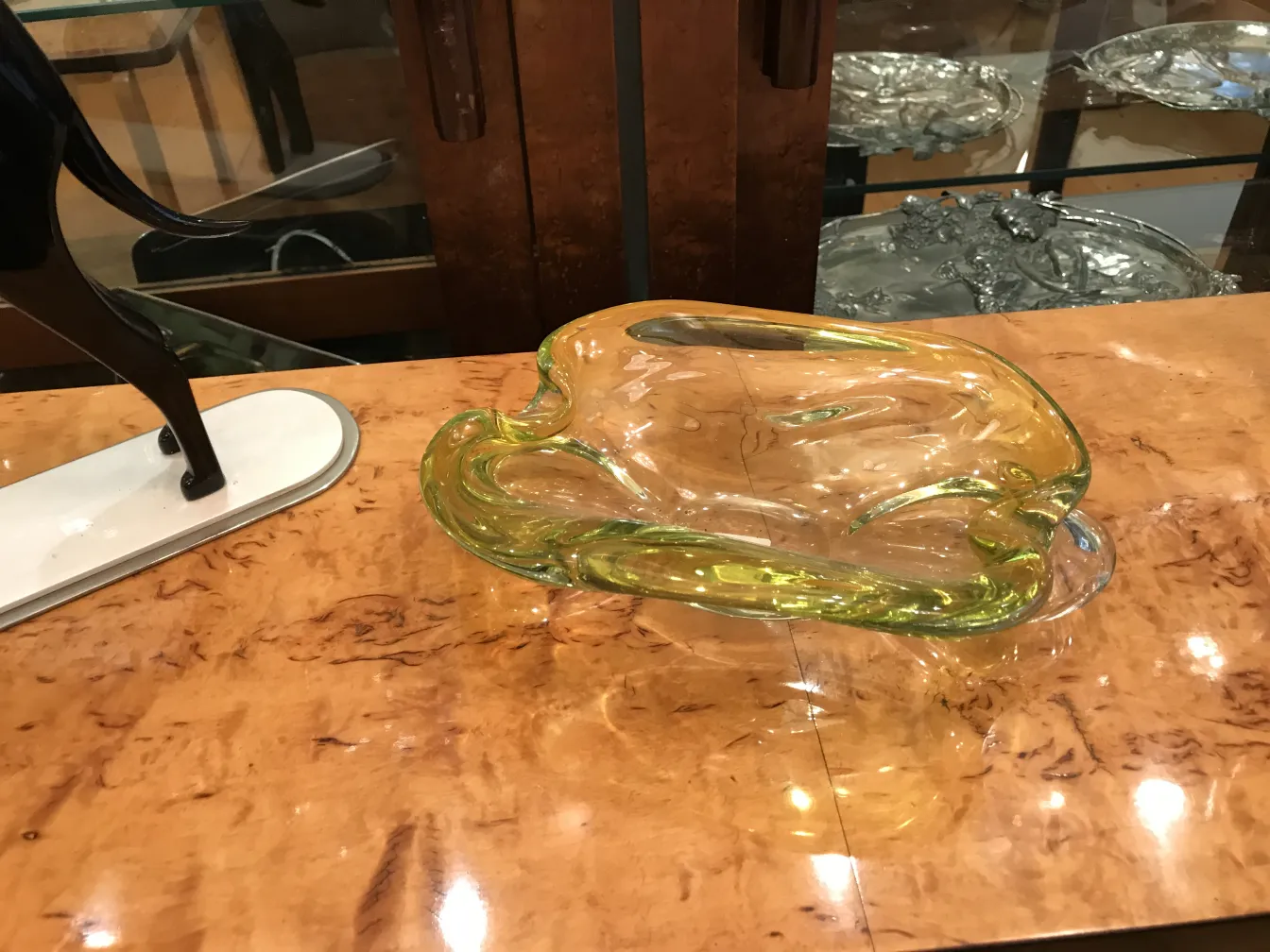 穆拉诺玻璃的曲线形状和浅黄色