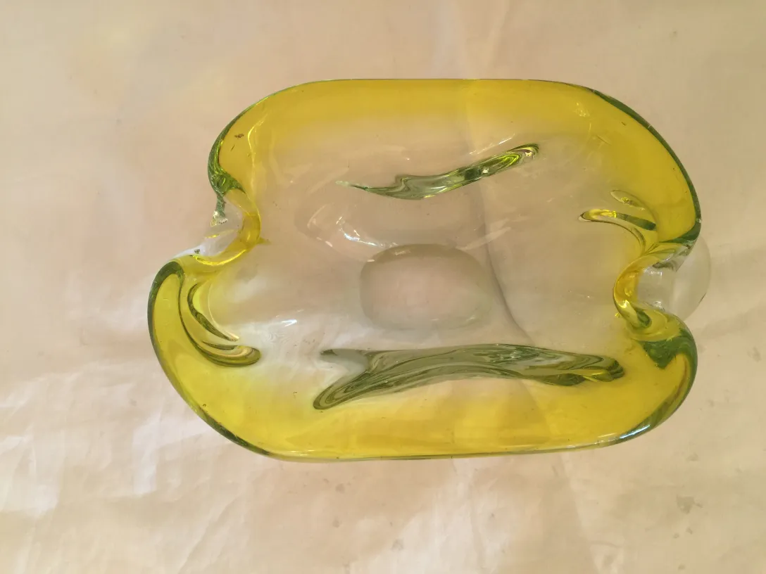 Gelbes Murano-Glas mit welliger und glatter Form.