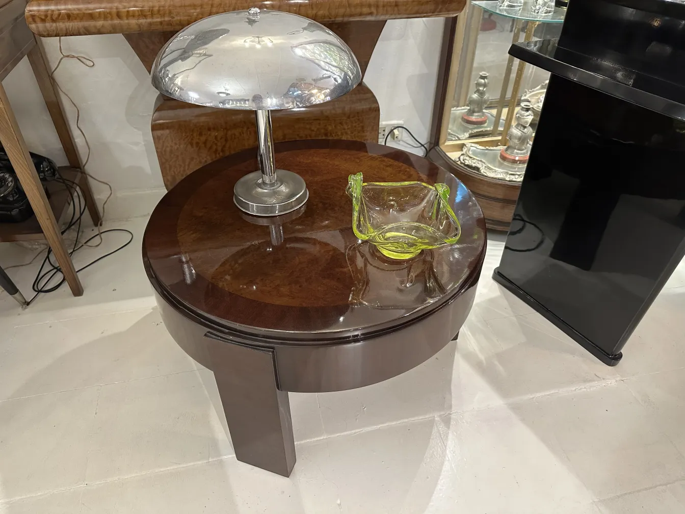 Cristal de Murano jaune sur une table avec une lampe et décoration antique