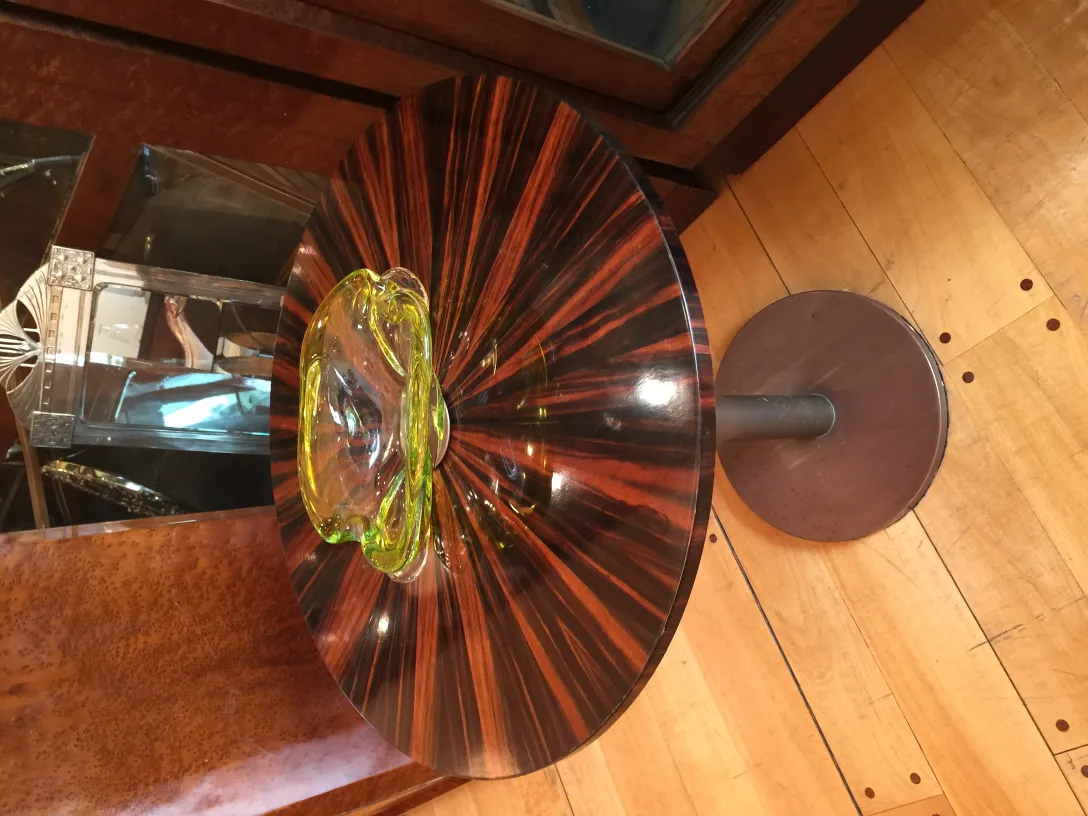 antikes murano-glas mit runder form und gelber farbe auf dem tisch