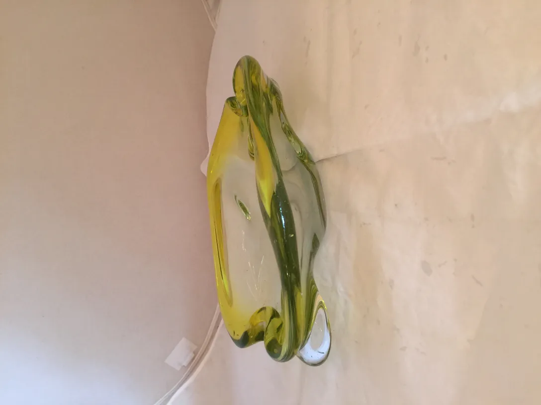 bel vetro di murano antico in toni gialli con un design fluido