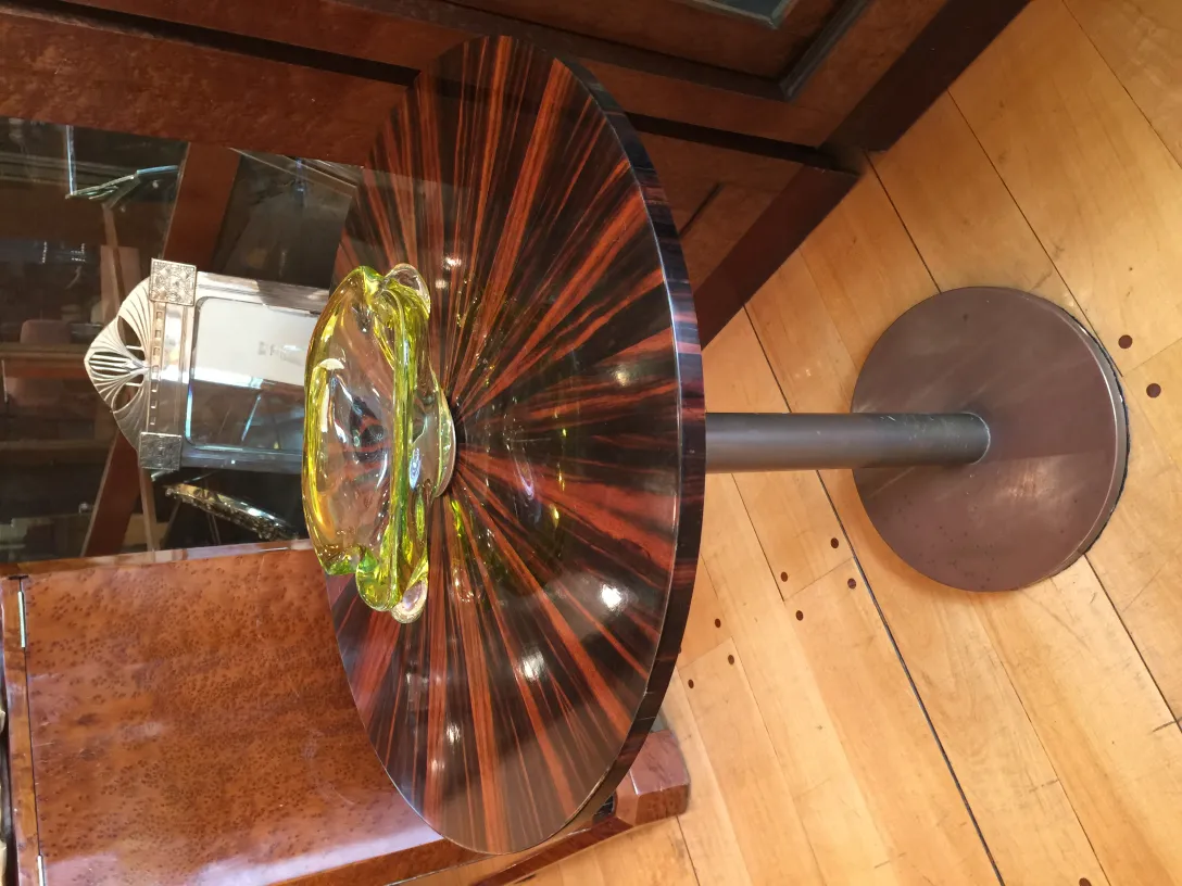 ancien cristal de murano sur une base à motifs rouges et jaunes