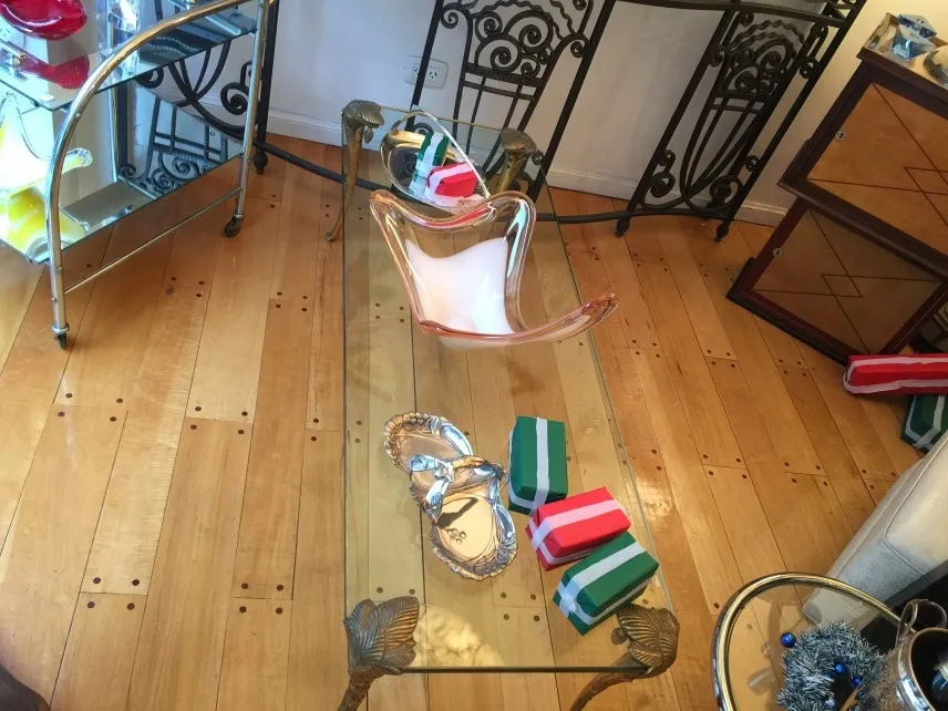 hermoso cristal de murano con forma elegante y colores vivos, rodeado de objetos decorativos en un ambiente acogedor