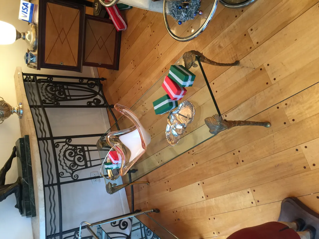 Cristallo di Murano antico con elementi decorativi in un ambiente elegante