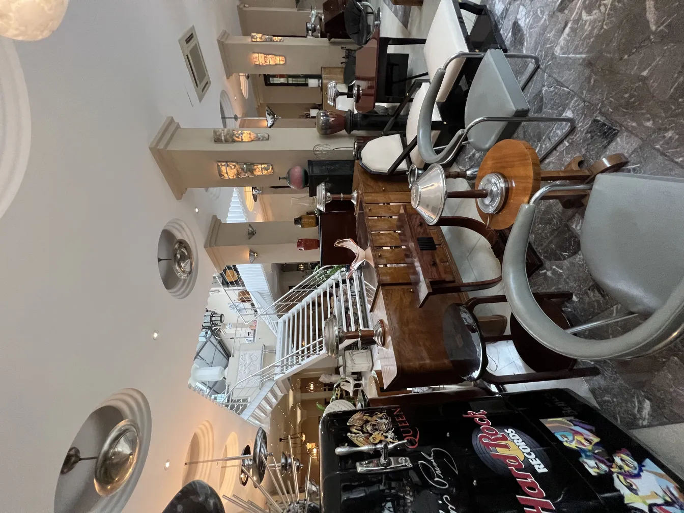 bel vetro di murano con forma unica in un ambiente elegante