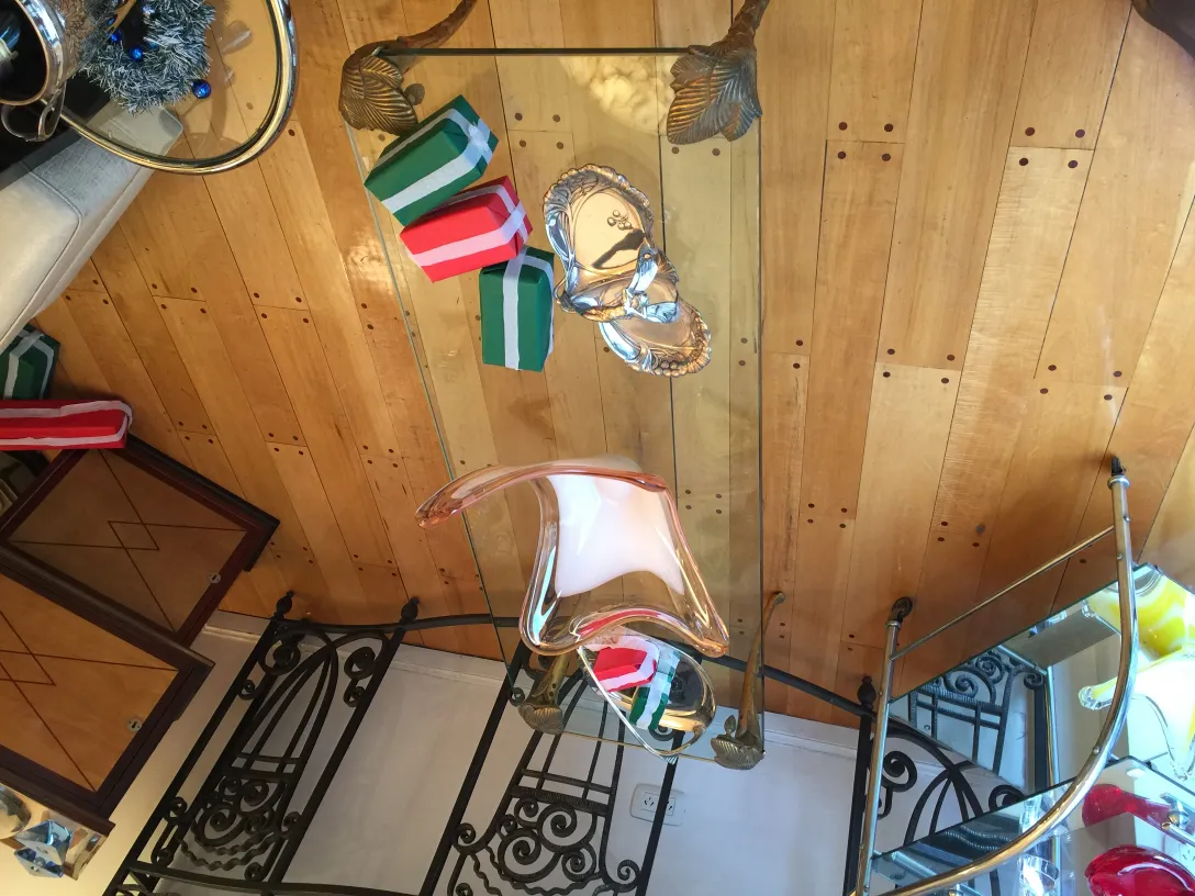 优雅的穆拉诺玻璃设计，柔和的形状和鲜明的颜色环绕着礼物