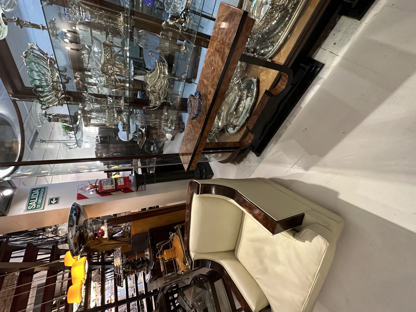 Ancien cristal de Murano avec des caractéristiques décoratives dans un cadre élégant