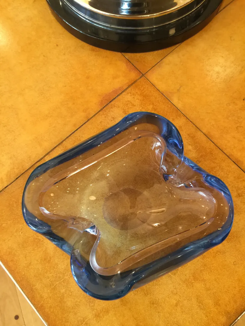 Cristal de Murano bleu avec forme décorative dans un cadre ancien.