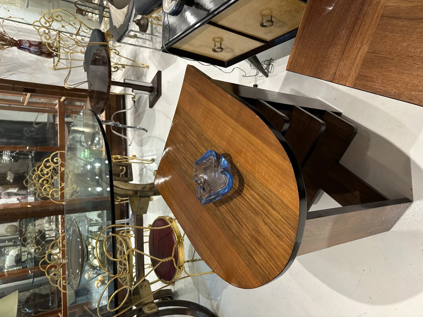 ancien cristal de murano décoratif bleu sur une table en bois avec un fond d'objets anciens