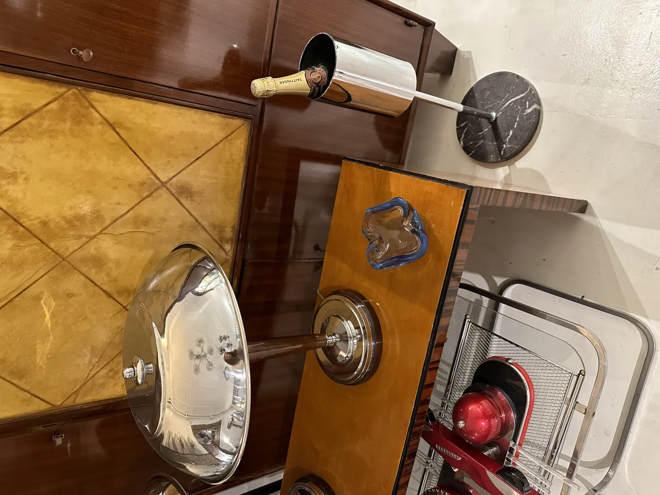 Antico vetro di murano blu, con forme eleganti.