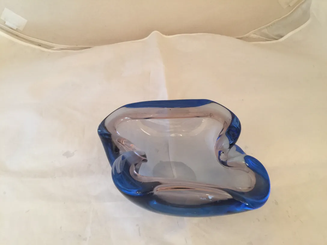 Ciotola antica in vetro di Murano blu con design ondulato.