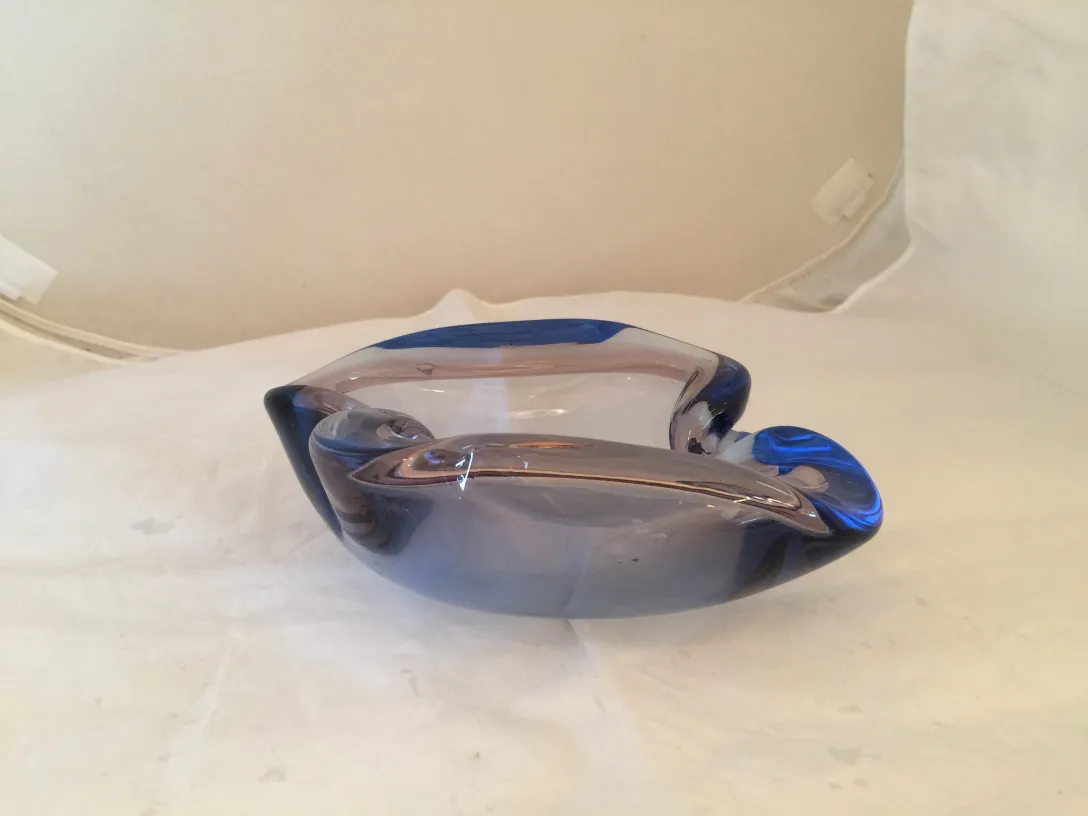 Antikes Murano-Glas in dekorativer blauer Form