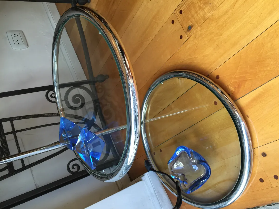 tavolo rotondo con vetro di Murano blu in un ambiente antico