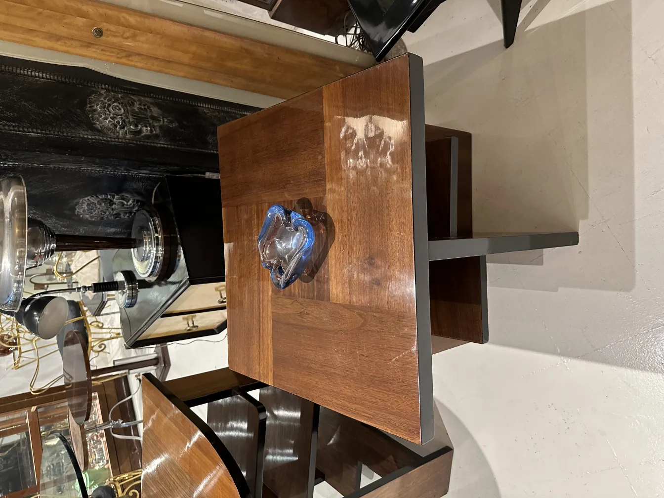 antikes murano-glas dekorativ auf einem Holztisch